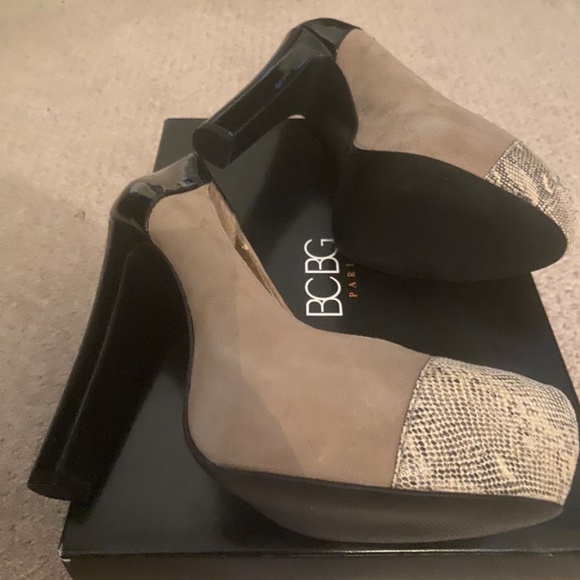 Women’s Heels - Picture 4 of 4